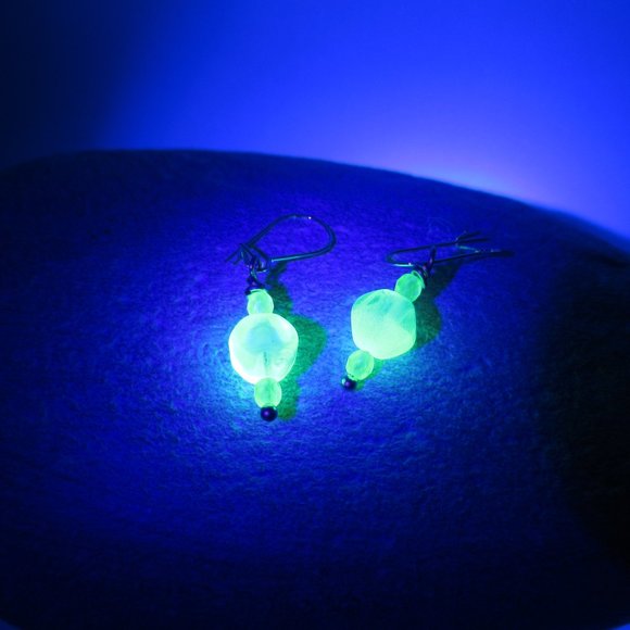 Uranium glass bead earrings - Picture 9 of 10